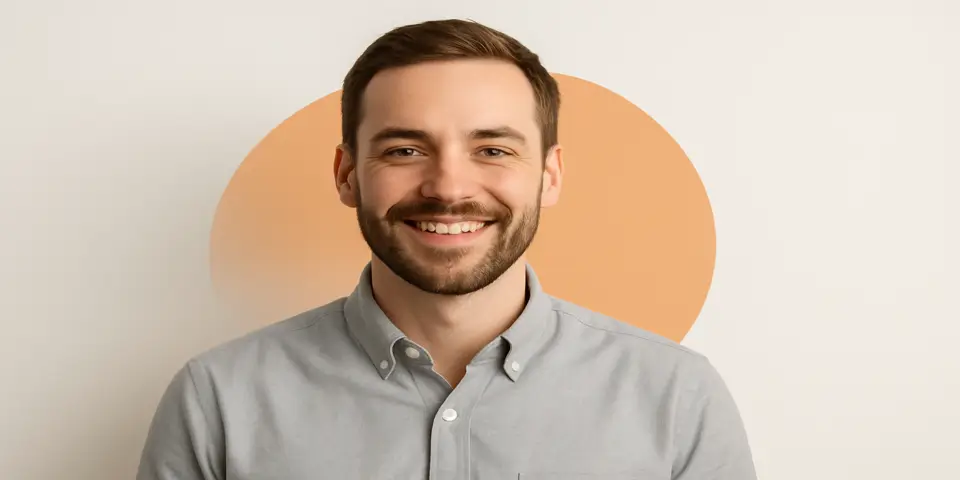  Smiling marketing strategist representing confidence in SaaS digital solutions